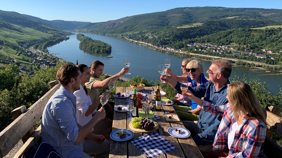 An der Burgruine Nollig, erwartet dich eine Sitzkombination, die dazu einlädt, Platz zu nehmen. Mit einem Glas Riesling in der Hand, etwas Leckerem zu essen und der malerischen Kulisse im Blick, entsteht ein Moment, den keiner so schnell vergisst.
